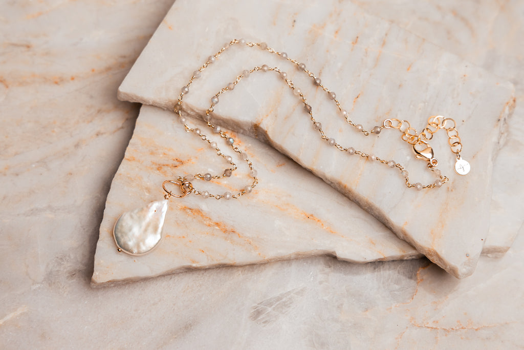 Jennifer Necklace - Elegant beachy vibes with labradorite and pearl on a gold-filled chain