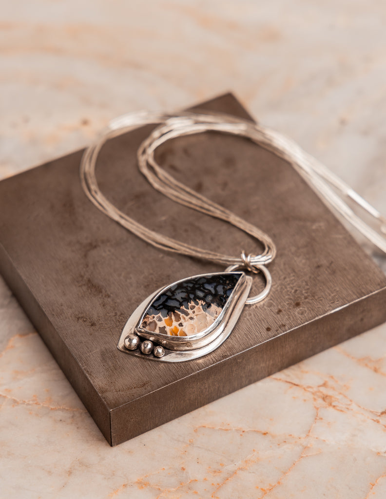Organic-inspired pendant necklace with natural agate stone and silver detailing, perfect for boho-chic and artisan jewelry lovers