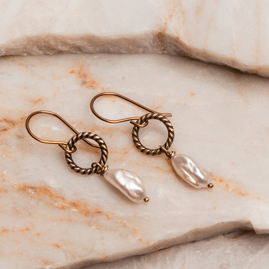 Lightweight dangle earrings with a classic-meets-rustic look, ideal for coastal or countryside fashion lovers.